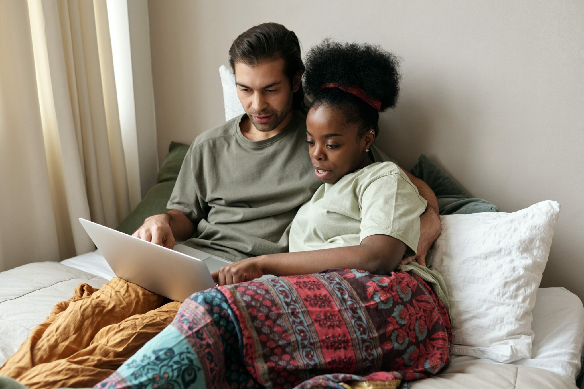 Couple regardant Netflix dans le lit Couple regardant Netflix dans le lit