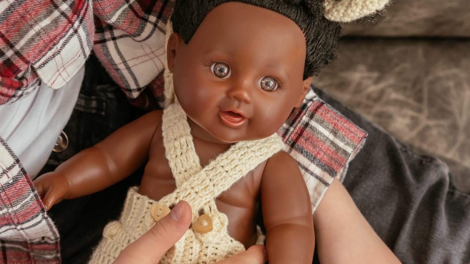 Poupee-noire-inclusive-diversifiee-enfants-estime Poupee-noire-inclusive-diversifiee-enfants-estime