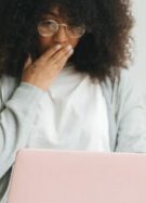Femme choquée devant son ordinateur