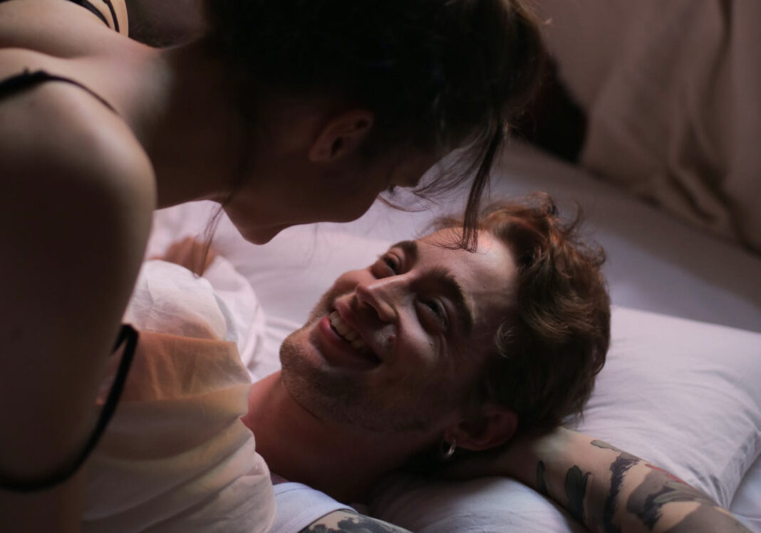 Un couple au lit. Un couple au lit.