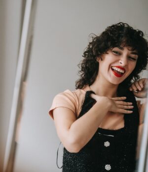 femme-essaie-tenue femme-essaie-tenue