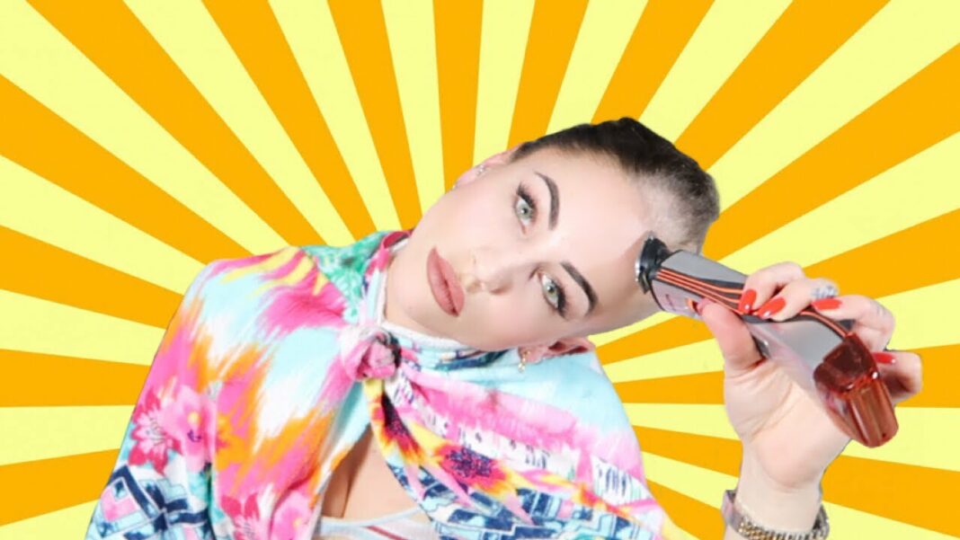 Gaëlle Garcia Diaz se rase la tête. Gaëlle Garcia Diaz se rase la tête.