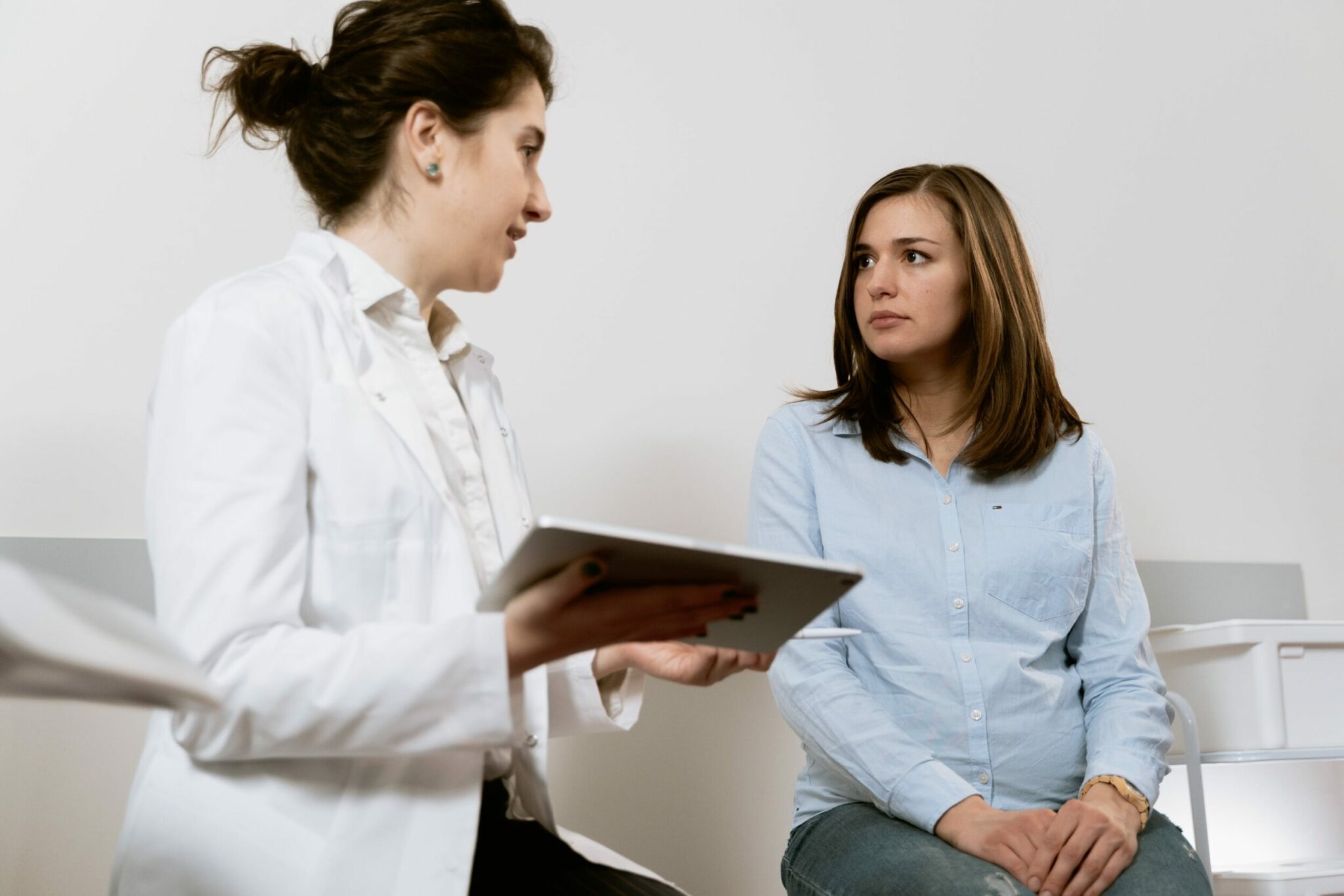 Une femme discutant avec sa gynécologue.