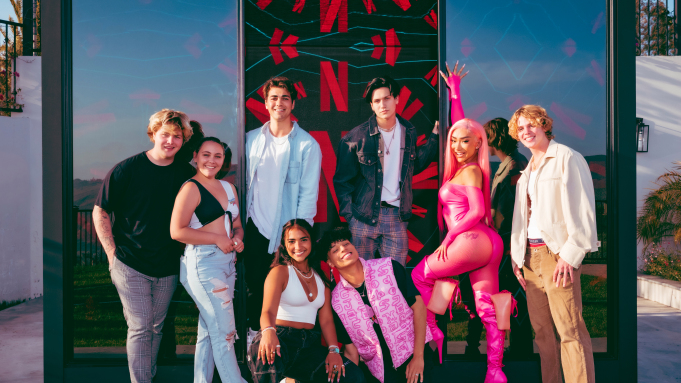 HYPE HOUSE (L to R) ALEX WARREN, KOUVR ANNON, THOMAS PETROU, SIENNA MAE GOMEZ, LARRI (LARRAY) MERRITT, CHASE HUDSON, NIKITA DRAGUN, and JACK WRIGHT in HYPE HOUSE. Cr. CARLOS GONZALEZ/NETFLIX © 2021