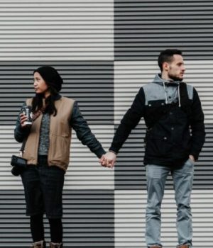 deux personnes qui se tiennent par la main mais ne se regardent pas deux personnes qui se tiennent par la main mais ne se regardent pas