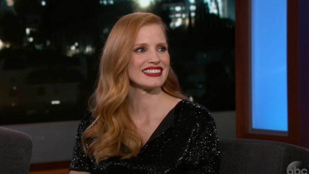 jessica chastain en interview sur un plateau tv