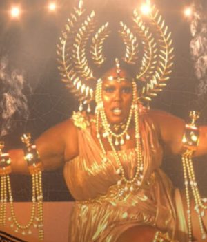 Lizzo en déesse grecque sur une amphore, clip de Rumors