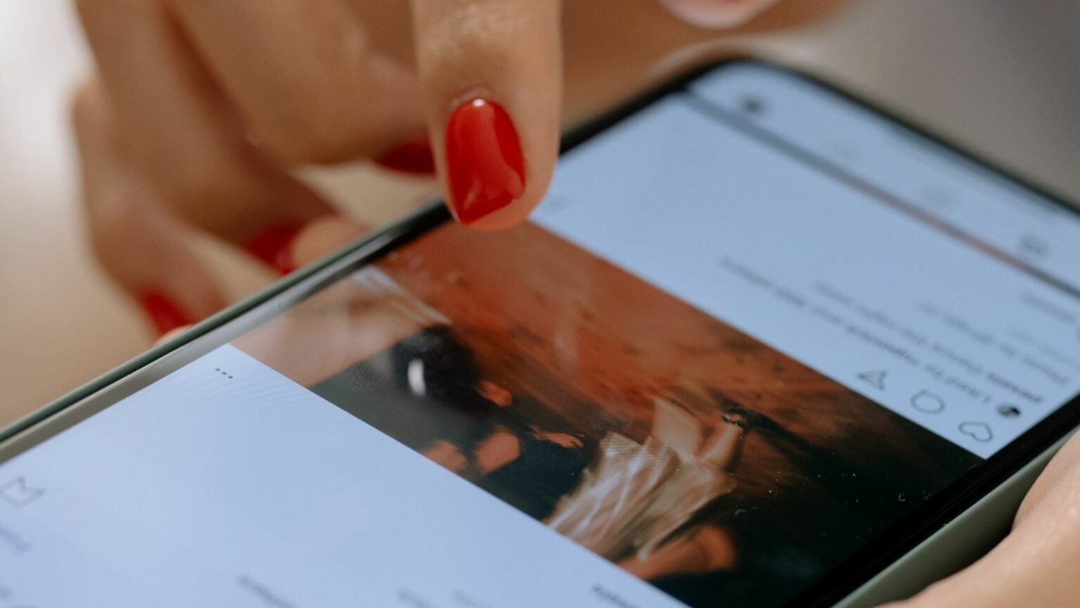 Personne scrollant sur Instagram Personne scrollant sur Instagram