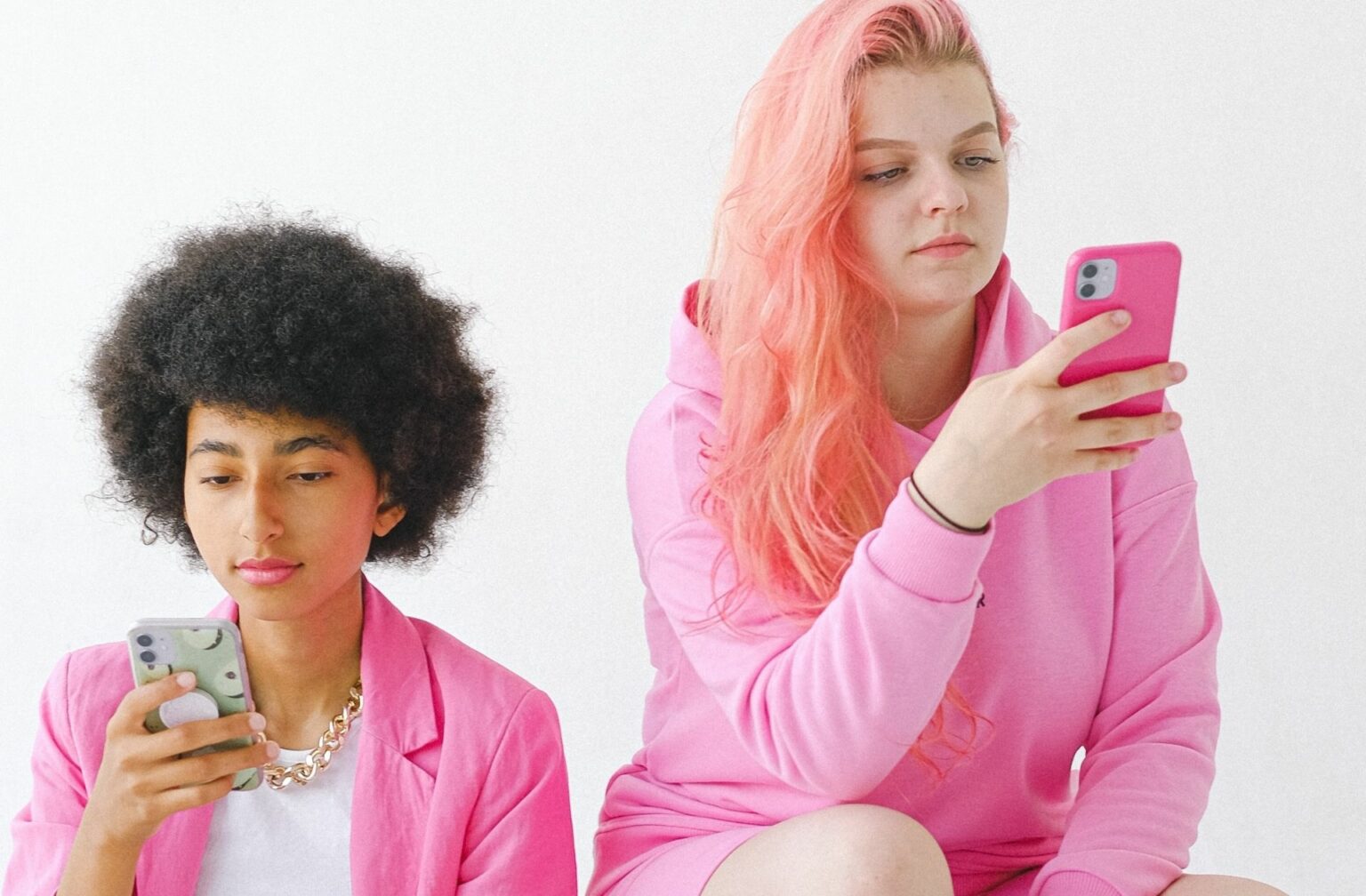 pexels-anna-shvets-ados-smartphone pexels-anna-shvets-ados-smartphone