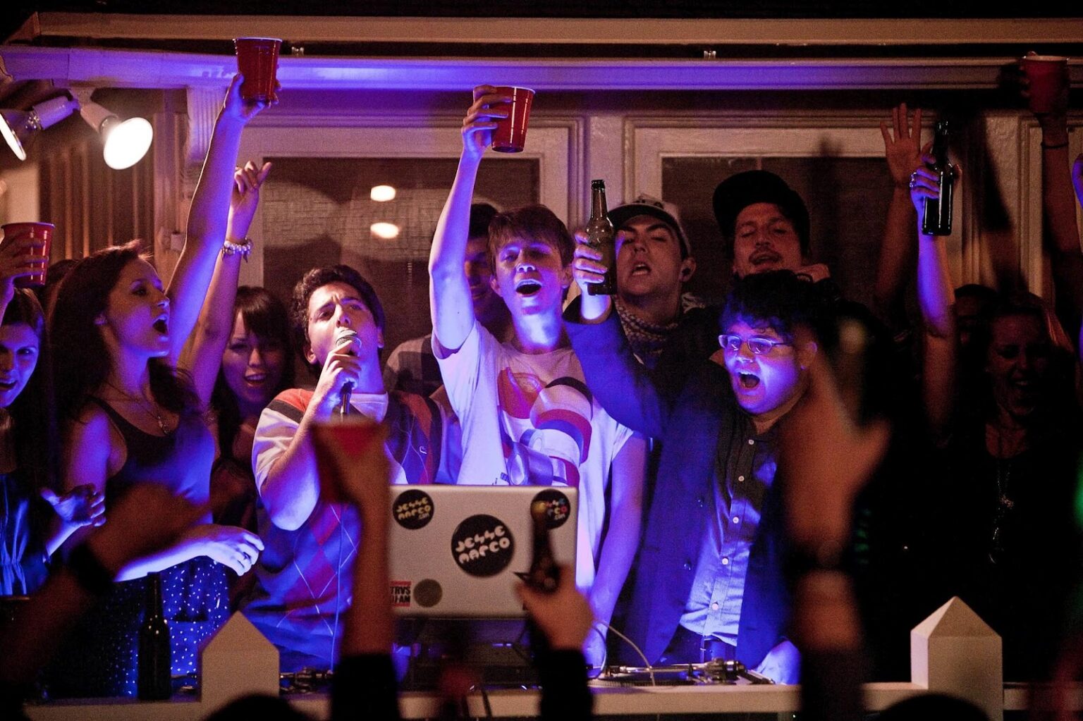 Des adolescents ivres font la fête dans une maison (issue du film Projet X). Des adolescents ivres font la fête dans une maison (issue du film Projet X).