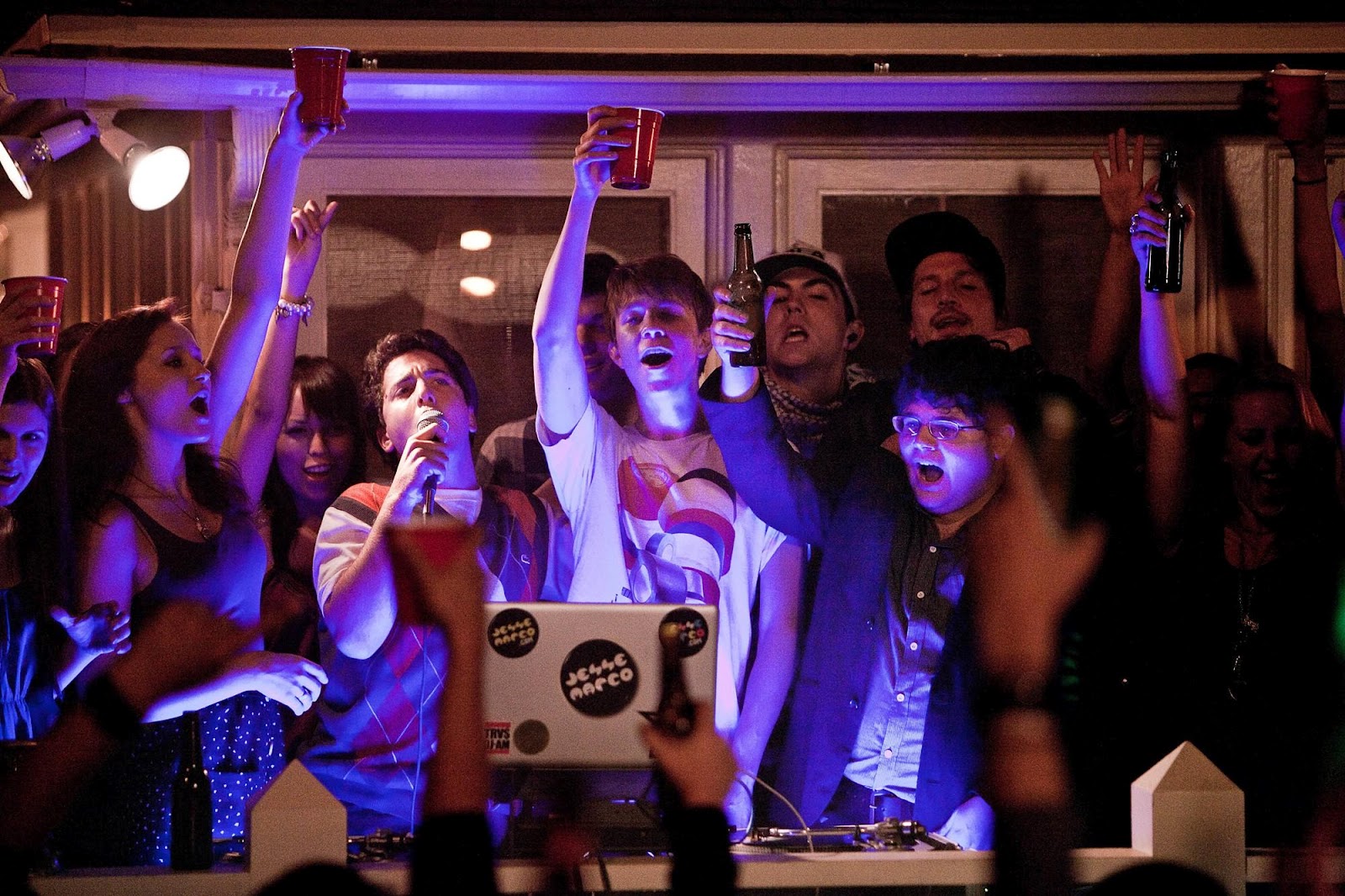 Des adolescents ivres font la fête dans une maison (issue du film Projet X).