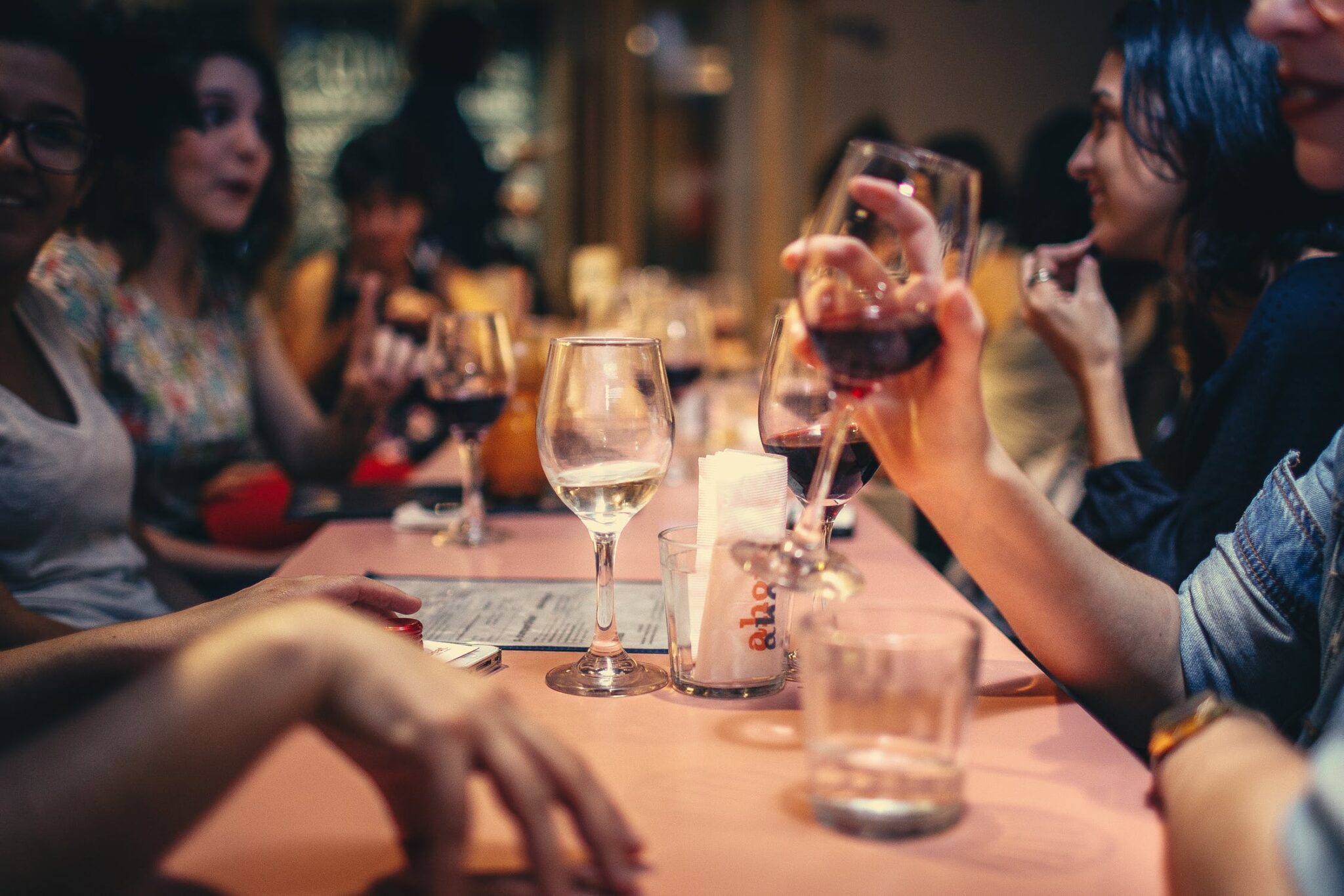 Des gens boivent des verres de vin en terrasse. Des gens boivent des verres de vin en terrasse.