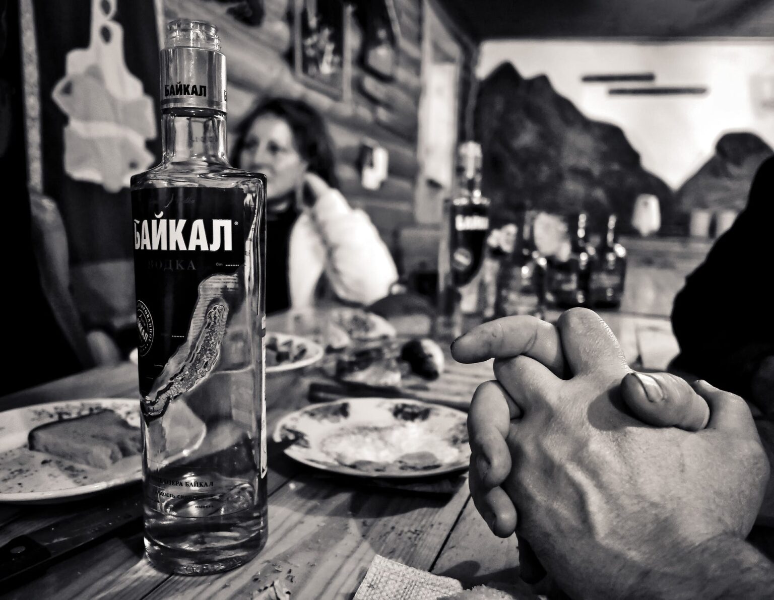 Une bouteille de vodka presque vide sur une table. Une bouteille de vodka presque vide sur une table.