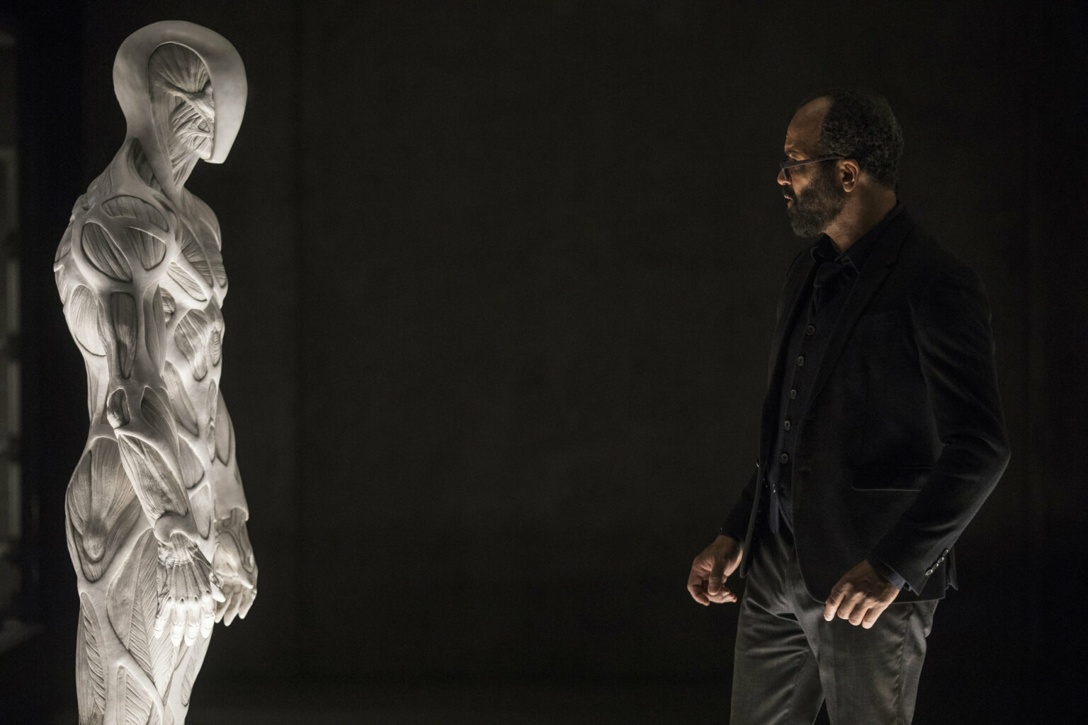 Un robot de Westworld face à un humain sur la défensive. Un robot de Westworld face à un humain sur la défensive.