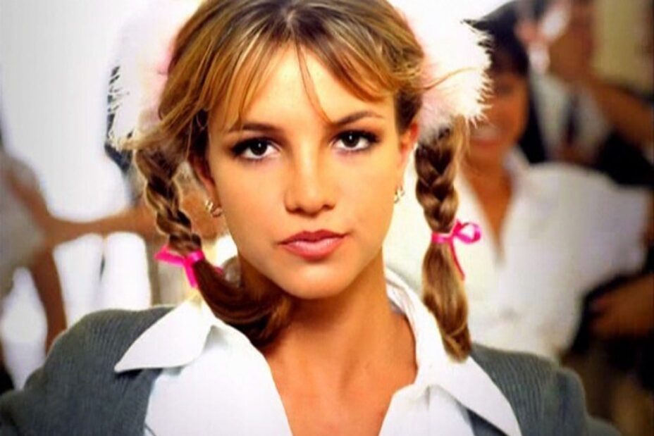 1084945-britney-spears-apparait-en-ecoliere-dans-le-clip-baby-one-more-time 1084945-britney-spears-apparait-en-ecoliere-dans-le-clip-baby-one-more-time
