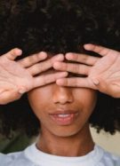 femme qui se cache les yeux
