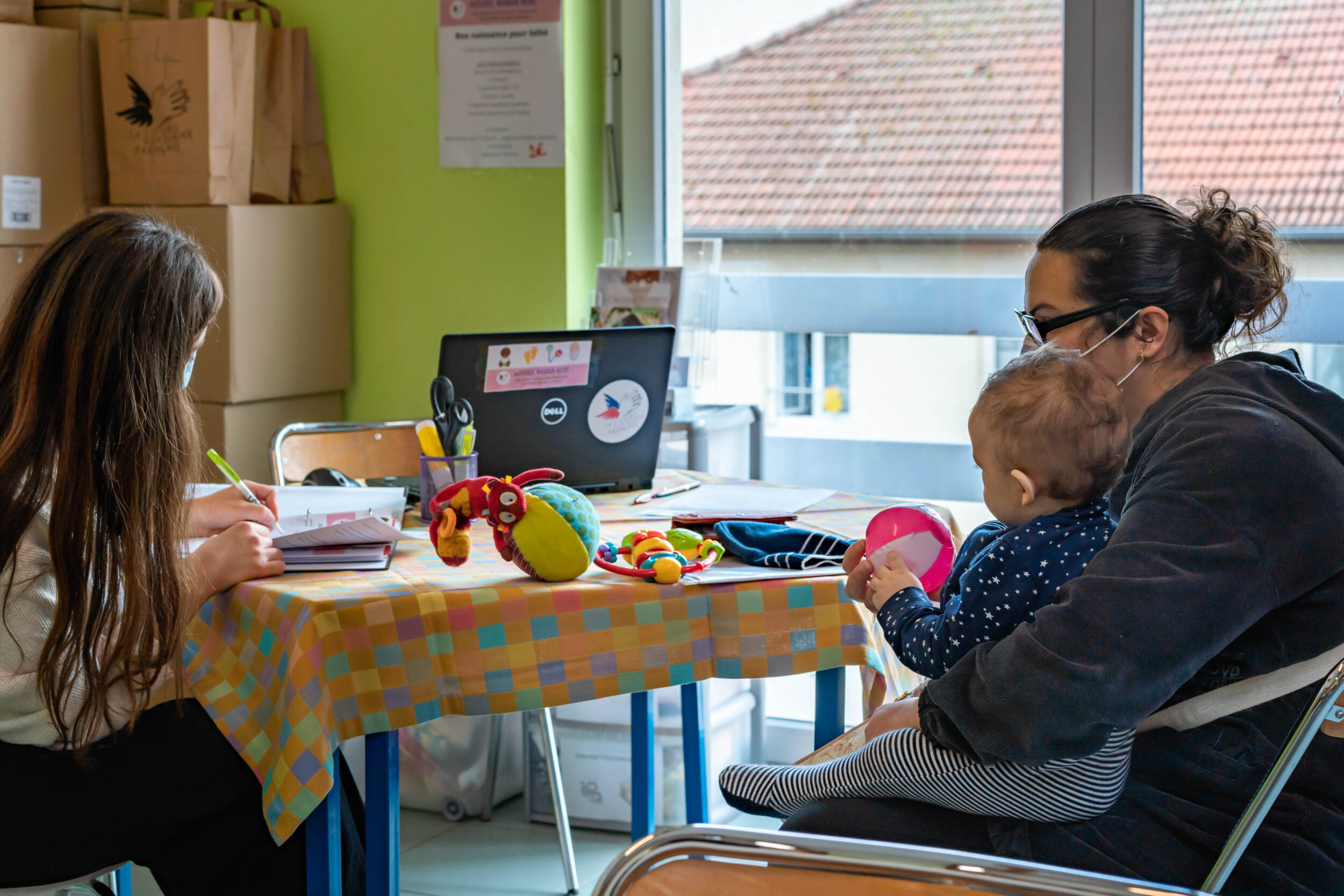 Depuis mai dernier, la fédération du Haut-Rhin a ouvert une permanence spécifique pour les jeunes mères précaires, qui les suit jusqu’au 2 ans du bébé. Elles sont une « bonne trentaine », la plupart migrante ou en demande d’asile (Albanais, Russes, Arméniens, Afghans …). « Il y a plus des familles sans-papiers qu’il y dix ans. C’est par vagues ».

Lorsque l’accouchement approche, la famille reçoit deux boîtes, une pour le bébé et l’autre pour la mère. Elles comprennent des éléments nécessaires aux soins du bébé (couches, biberons, tétines, sérum phi, vêtements, etc.). Les boîtes sont complétées par une aide financière, aide alimentaire, des demandes d’aides matérielles auprès de partenaires (pour une poussette par exemple).

Deux bénévoles, Véronique chaque mardi a-m et Josiane deux jeudis a-m par mois.  

L’idée est venue l’année dernière, après une initiative : des boites de Noël pour les jeunes mamans. Cela a été une flambée, beaucoup de bénévoles se sont impliqués et des écoles ont relayé le mouvement. Il leur est venu l’idée de venir en aide plus systématiquement les jeunes mamans. Toutes les mères qui n’ont pas la CAF. 

Les besoins matériels sont élevés. Le SPF fournit 20 couches par mois alors que les besoins sont d’au moins 5 par jour.