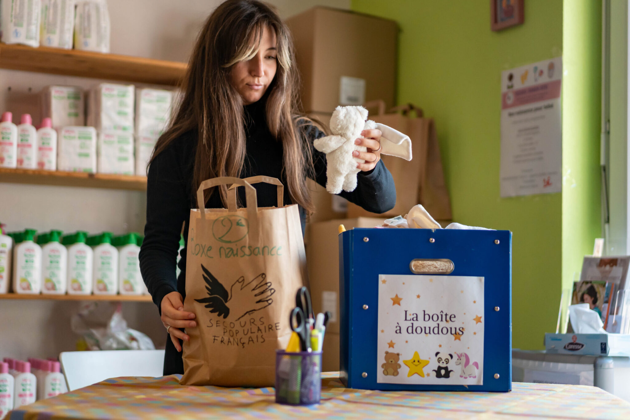 Depuis mai dernier, la fédération du Haut-Rhin a ouvert une permanence spécifique pour les jeunes mères précaires, qui les suit jusqu’au 2 ans du bébé. Elles sont une « bonne trentaine », la plupart migrante ou en demande d’asile (Albanais, Russes, Arméniens, Afghans …). « Il y a plus des familles sans-papiers qu’il y dix ans. C’est par vagues ».
Lorsque l’accouchement approche, la famille reçoit deux boîtes, une pour le bébé et l’autre pour la mère. Elles comprennent des éléments nécessaires aux soins du bébé (couches, biberons, tétines, sérum phi, vêtements, etc.). Les boîtes sont complétées par une aide financière, aide alimentaire, des demandes d’aides matérielles auprès de partenaires (pour une poussette par exemple).
Deux bénévoles, Véronique chaque mardi a-m et Josiane deux jeudis a-m par mois.
L’idée est venue l’année dernière, après une initiative : des boites de Noël pour les jeunes mamans. Cela a été une flambée, beaucoup de bénévoles se sont impliqués et des écoles ont relayé le mouvement. Il leur est venu l’idée de venir en aide plus systématiquement les jeunes mamans. Toutes les mères qui n’ont pas la CAF.
Les besoins matériels sont élevés. Le SPF fournit 20 couches par mois alors que les besoins sont d’au moins 5 par jour. Depuis mai dernier, la fédération du Haut-Rhin a ouvert une permanence spécifique pour les jeunes mères précaires, qui les suit jusqu’au 2 ans du bébé. Elles sont une « bonne trentaine », la plupart migrante ou en demande d’asile (Albanais, Russes, Arméniens, Afghans …). « Il y a plus des familles sans-papiers qu’il y dix ans. C’est par vagues ».
Lorsque l’accouchement approche, la famille reçoit deux boîtes, une pour le bébé et l’autre pour la mère. Elles comprennent des éléments nécessaires aux soins du bébé (couches, biberons, tétines, sérum phi, vêtements, etc.). Les boîtes sont complétées par une aide financière, aide alimentaire, des demandes d’aides matérielles auprès de partenaires (pour une poussette par exemple).
Deux bénévoles, Véronique chaque mardi a-m et Josiane deux jeudis a-m par mois.
L’idée est venue l’année dernière, après une initiative : des boites de Noël pour les jeunes mamans. Cela a été une flambée, beaucoup de bénévoles se sont impliqués et des écoles ont relayé le mouvement. Il leur est venu l’idée de venir en aide plus systématiquement les jeunes mamans. Toutes les mères qui n’ont pas la CAF.
Les besoins matériels sont élevés. Le SPF fournit 20 couches par mois alors que les besoins sont d’au moins 5 par jour.