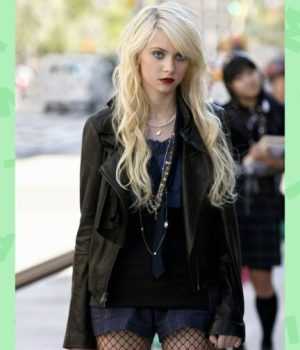 Le personnage de Jenny joué par Taylor Momsen dans la série Gossip Girl incarne bien la tendance Indie Sleaze Le personnage de Jenny joué par Taylor Momsen dans la série Gossip Girl incarne bien la tendance Indie Sleaze
