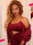 Ls ingrédients de la Saint-Valentin selon Beyoncé : vinyle rouge et pilou pilou rose