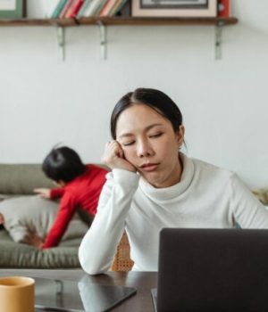 femme devant un ordinateur et enfants derriere elle