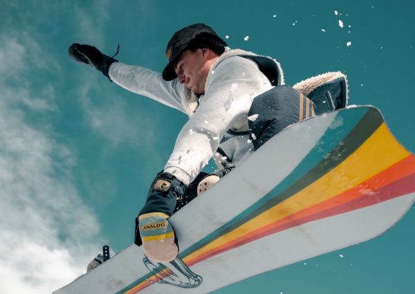 colin-lloyd-unsplash-snowboard