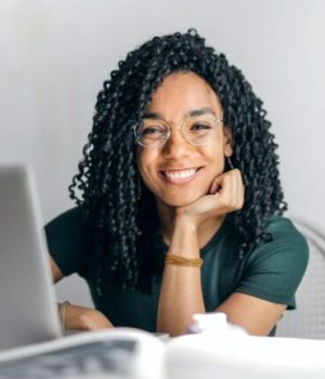 femme devant un ordi