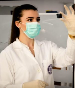 femme scientifique dans un laboratoire
