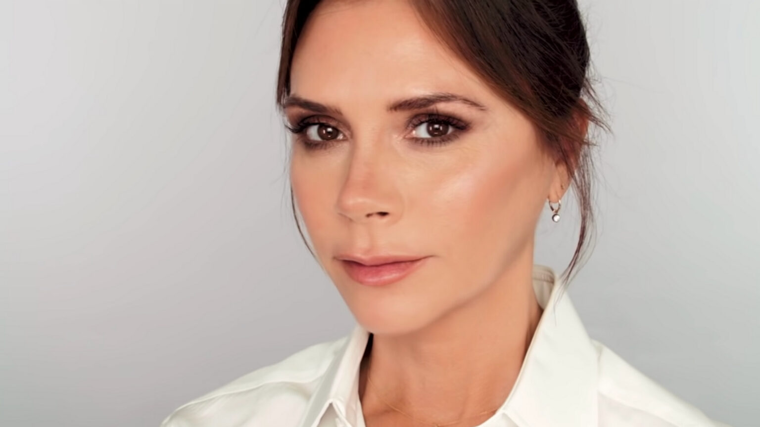Gros plan du visage de Victoria Beckham dans une vidéo YouTube de Lisa Eldridge. Gros plan du visage de Victoria Beckham dans une vidéo YouTube de Lisa Eldridge.