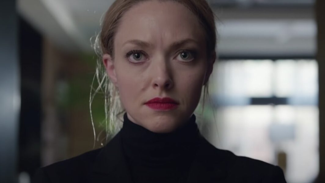 Amanda Seyfried dans le col roulé d’Elizabeth Holmes pour la série The Dropout sur Hulu