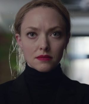 Amanda Seyfried dans le col roulé d’Elizabeth Holmes pour la série The Dropout sur Hulu