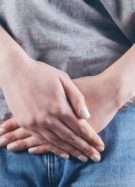 femme avec les mains posées sur son ventre