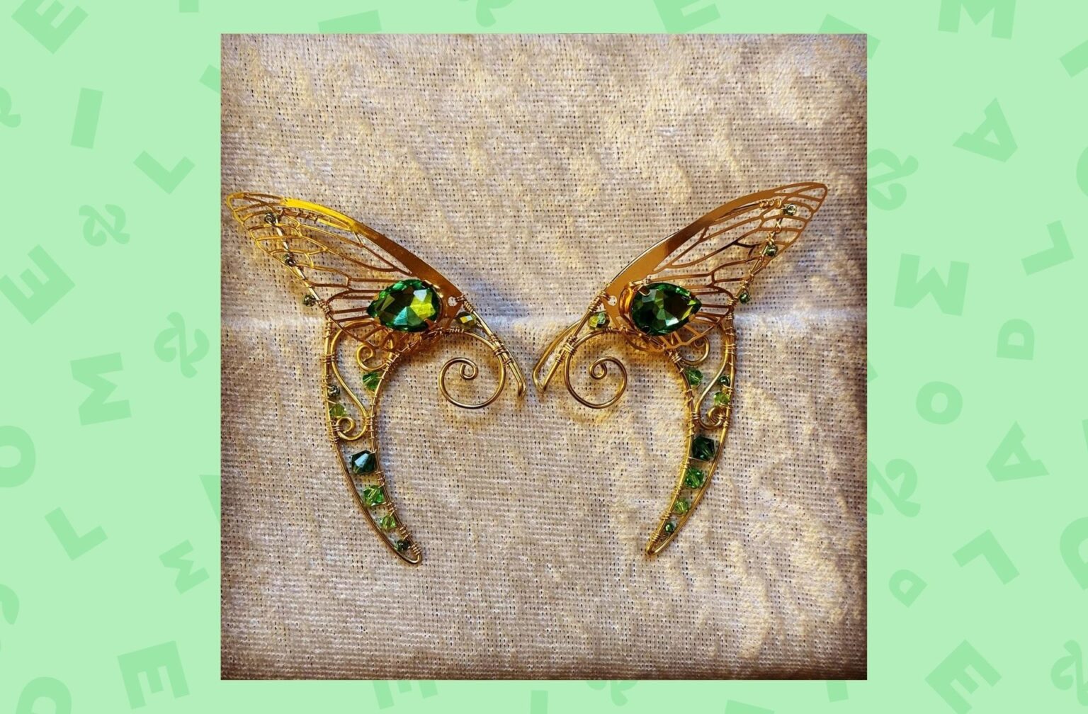 Oreilles d’elfe ailées en laiton avec cristaux Swarovski Oreilles d’elfe ailées en laiton avec cristaux Swarovski