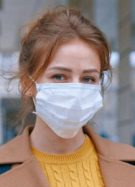 femme avec le masque