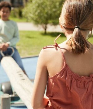 Un garçon et une fille sur une balançoire dans un parc pour enfants // Source : pexels-norma-mortenson