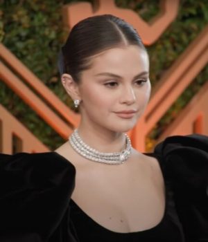 Selena Gomez présente les SAG Awards 2022 pieds nus