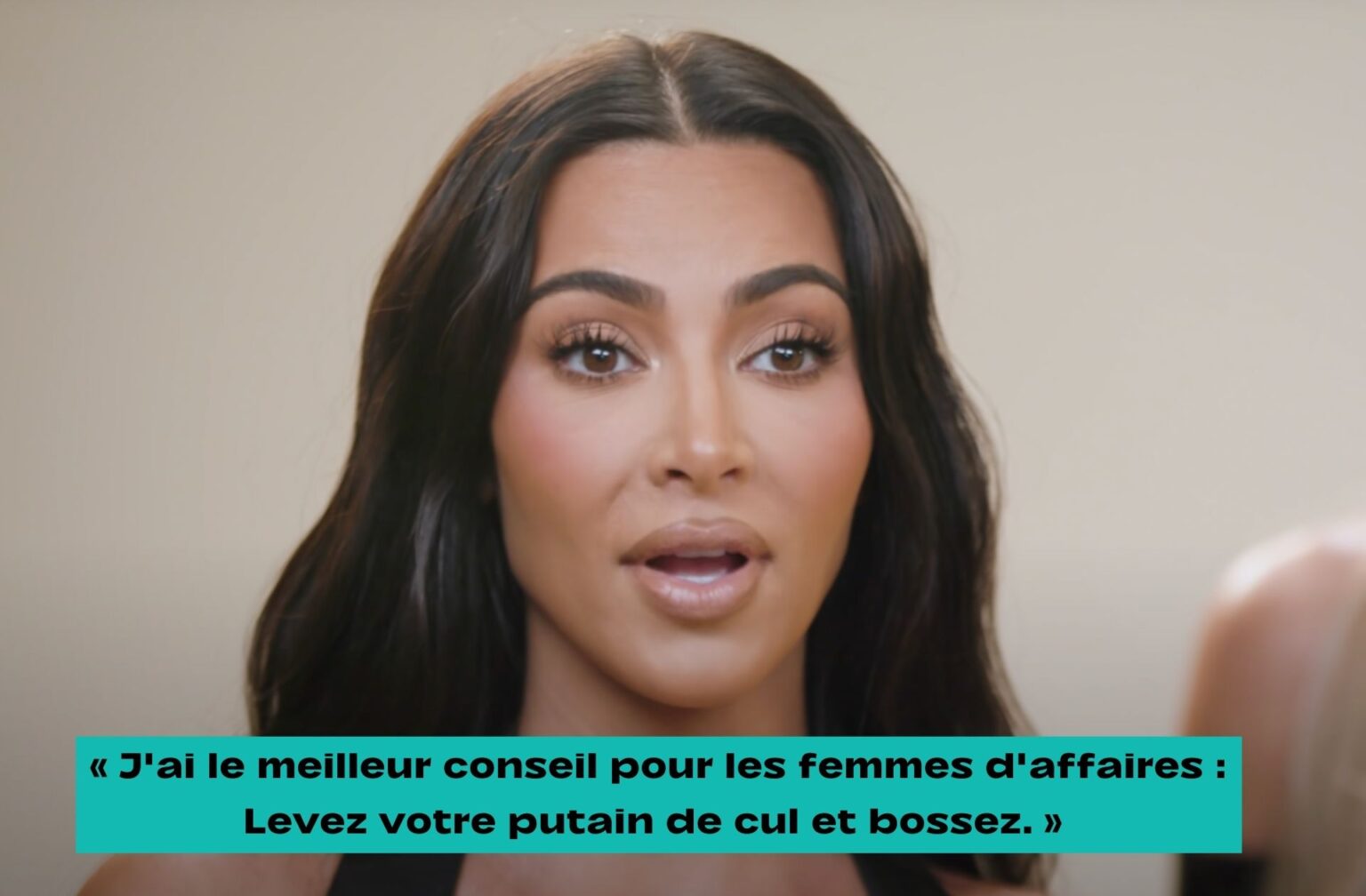 « J’ai le meilleur conseil pour les femmes d'affaires. Levez votre p*tain de cul et bossez. Il semble que personne ne veuille travailler de nos jours. » a dit Kim Kardashian a Variety. « J’ai le meilleur conseil pour les femmes d'affaires. Levez votre p*tain de cul et bossez. Il semble que personne ne veuille travailler de nos jours. » a dit Kim Kardashian a Variety.