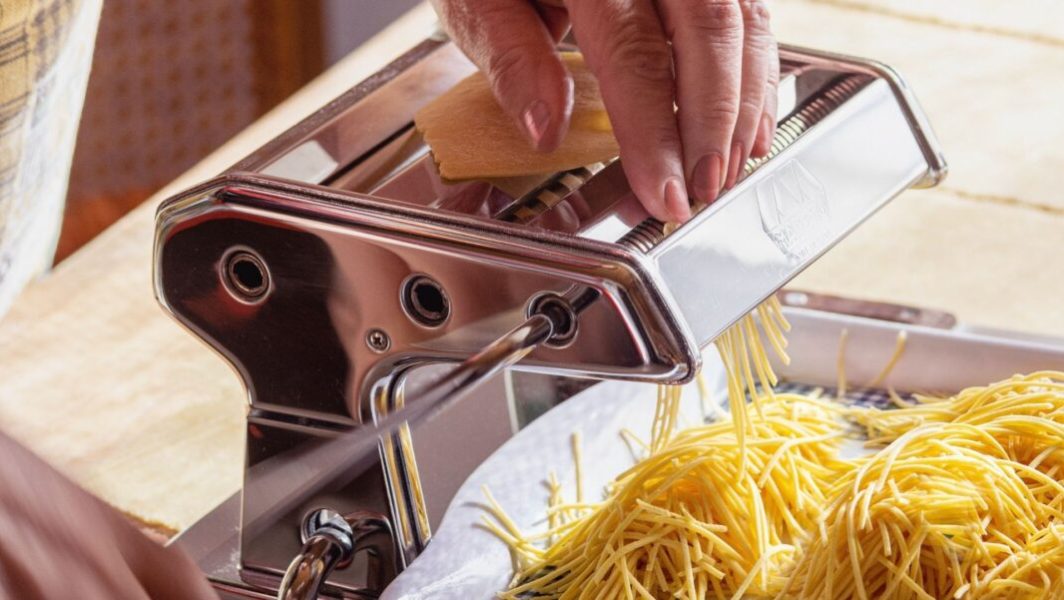 Pour des tagliatelles comme en Italie, cette machine à pâtes