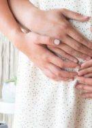 mains sur un ventre de femme