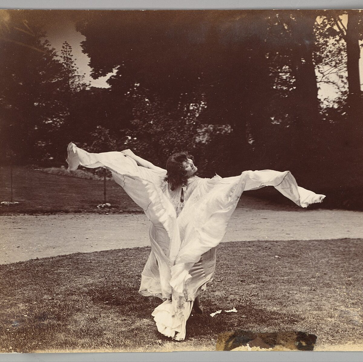 1481px-Loie_Fuller_Dancing_MET_DP267669 1481px-Loie_Fuller_Dancing_MET_DP267669