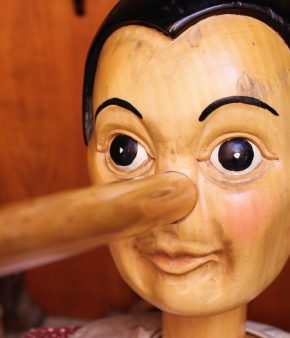 marionnette pinocchio avec le nez allongé