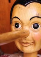 marionnette pinocchio avec le nez allongé