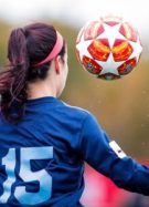 femme jouant au foot