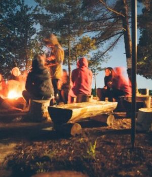 Des ados atour d'un feu de camp