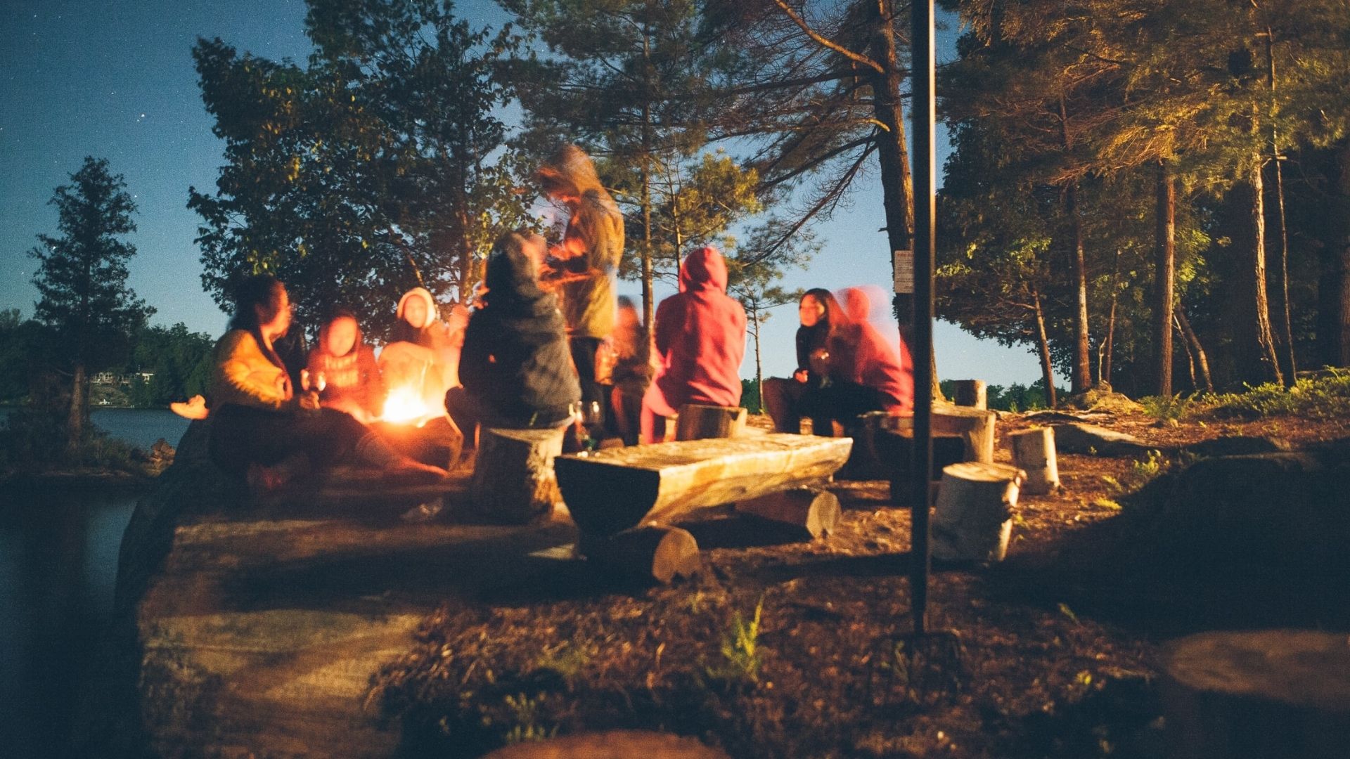 Des ados atour d'un feu de camp