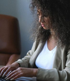 pexels-anna-shvets-plainte en ligne