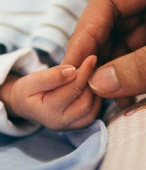 main de bébé et main d'adulte main de bébé et main d'adulte