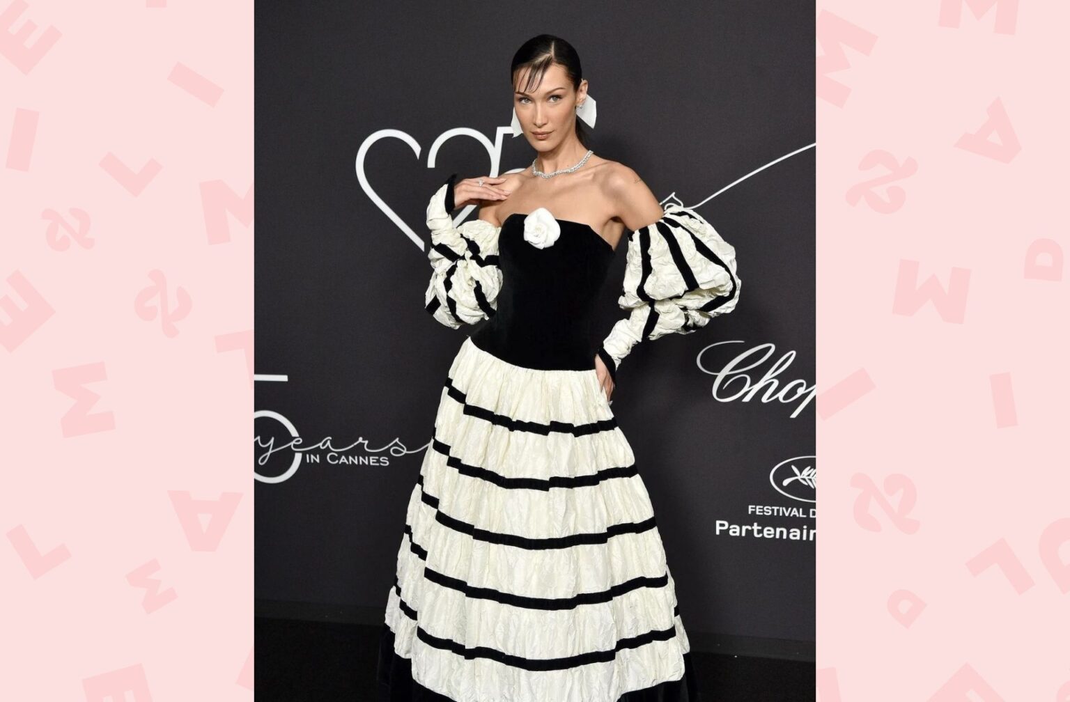 Bella Hadid en 2022 dans une robe Chanel automne-hiver 1986-1987 signée Karl Lagerfeld Bella Hadid en 2022 dans une robe Chanel automne-hiver 1986-1987 signée Karl Lagerfeld