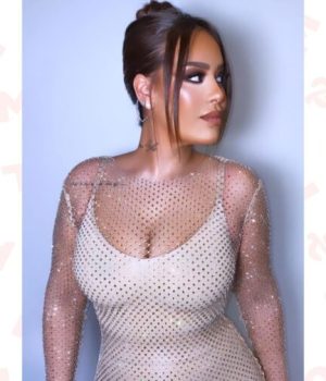 Des grossophobes s'enflamment sur la robe moulante d'Amel Bent Des grossophobes s'enflamment sur la robe moulante d'Amel Bent