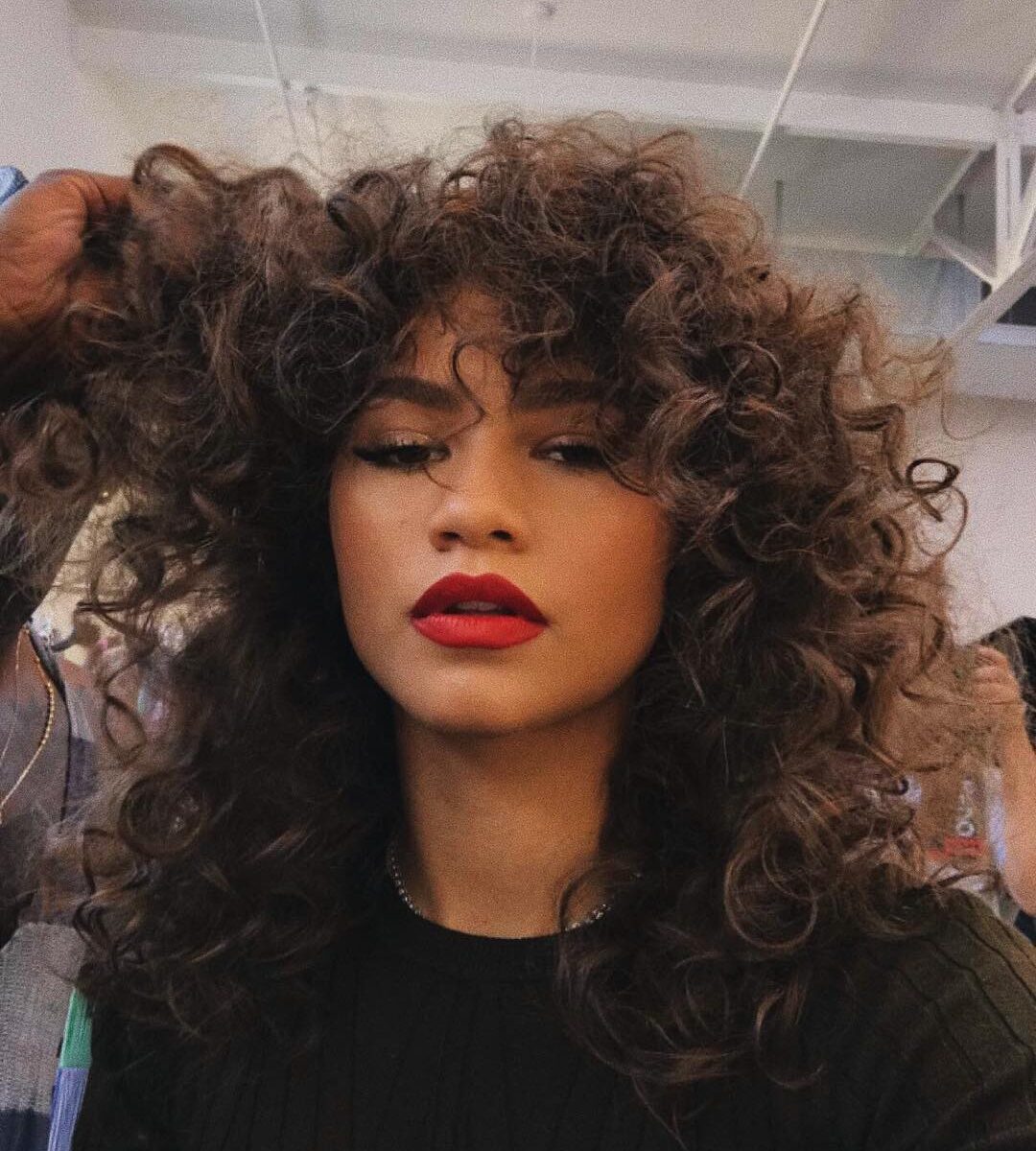 franges-cheveux-boucles-zendaya franges-cheveux-boucles-zendaya